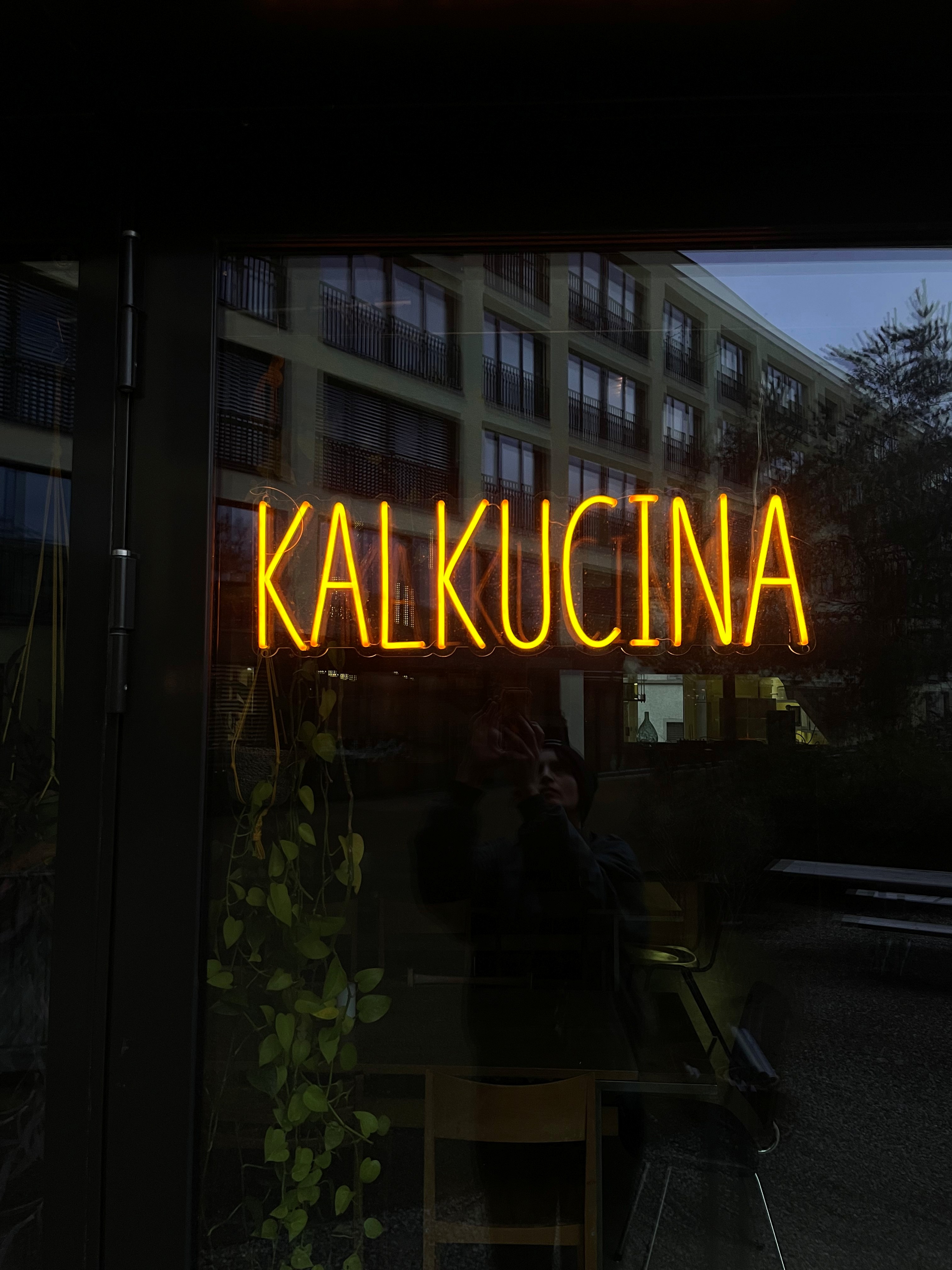 Foto der Leuchtschrift der Kalkucina bei Nacht