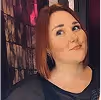 WPF Community - Eine lächelnde Frau mit roten Haaren blickt nach oben.