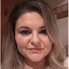 WPF Community - Eine Frau mit langen, blonden Haaren und Make-up blickt direkt in die Kamera.