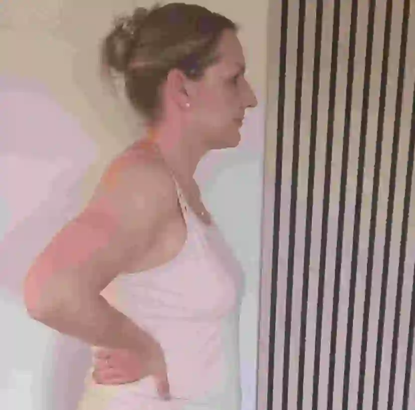WPF Community - Eine Frau mit hochgesteckten Haaren steht seitlich und hält eine Hand am Rücken.