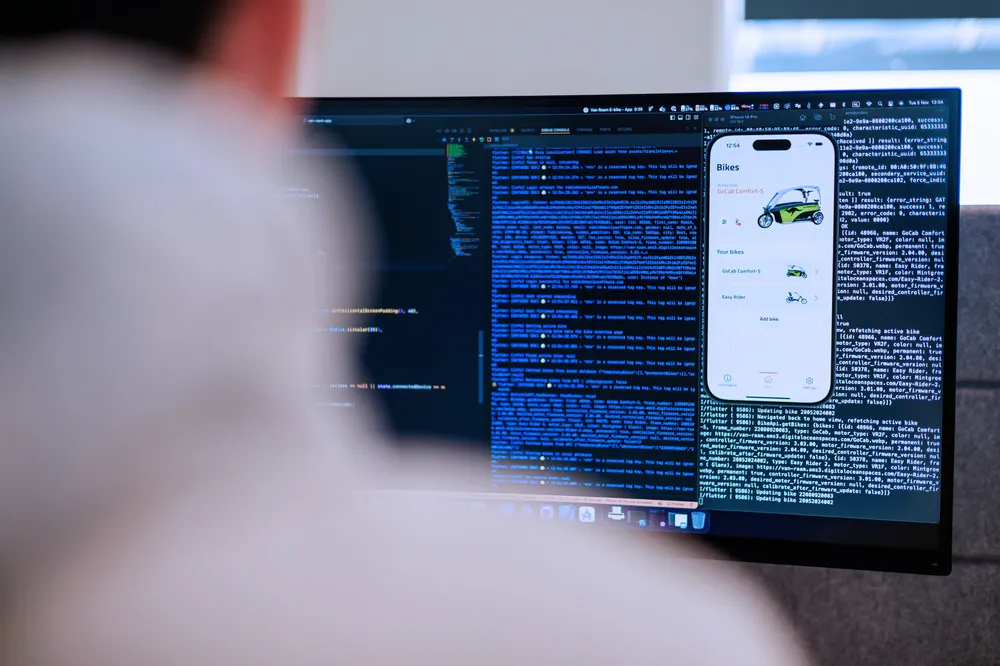 Computer scherm met code van de vanRaam app.