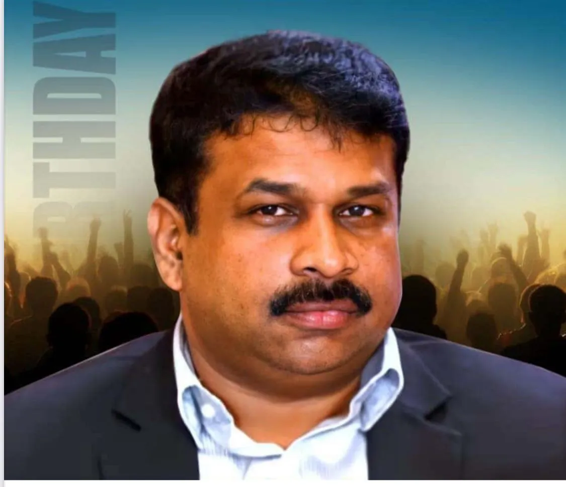 <subject>[headshot] image of customer (for a productivity tools business)</subject>