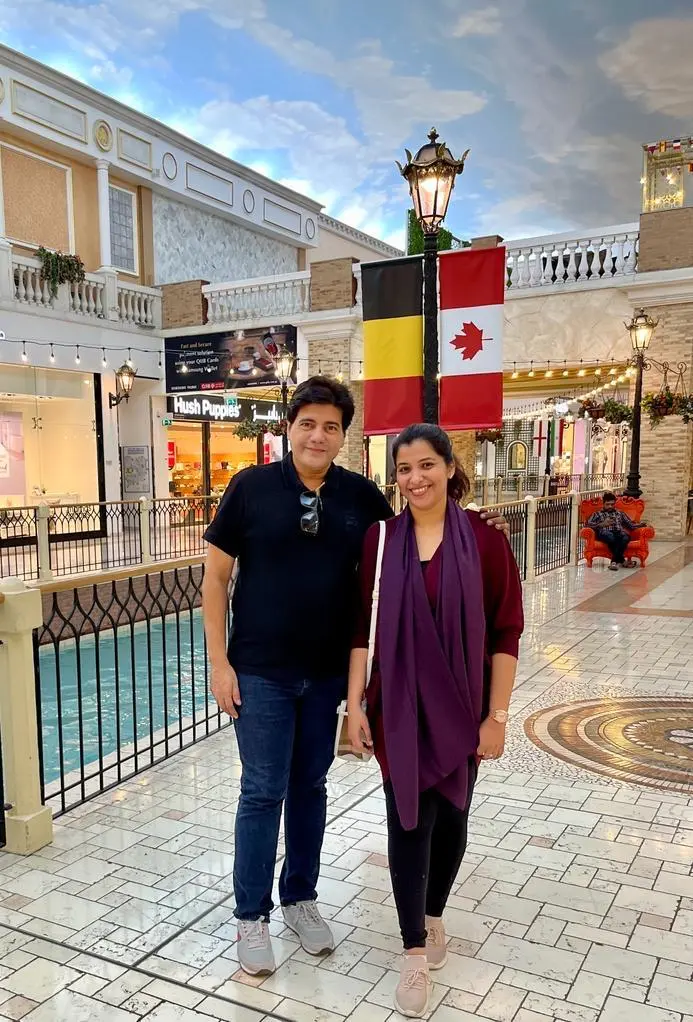 image depicting employees collaborating (for a manufacturing plant)