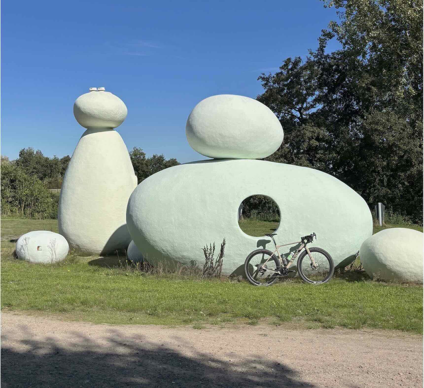 Kunstwerk Troglodiet van Joep van Lieshout langs de Dommel in Neerpelt