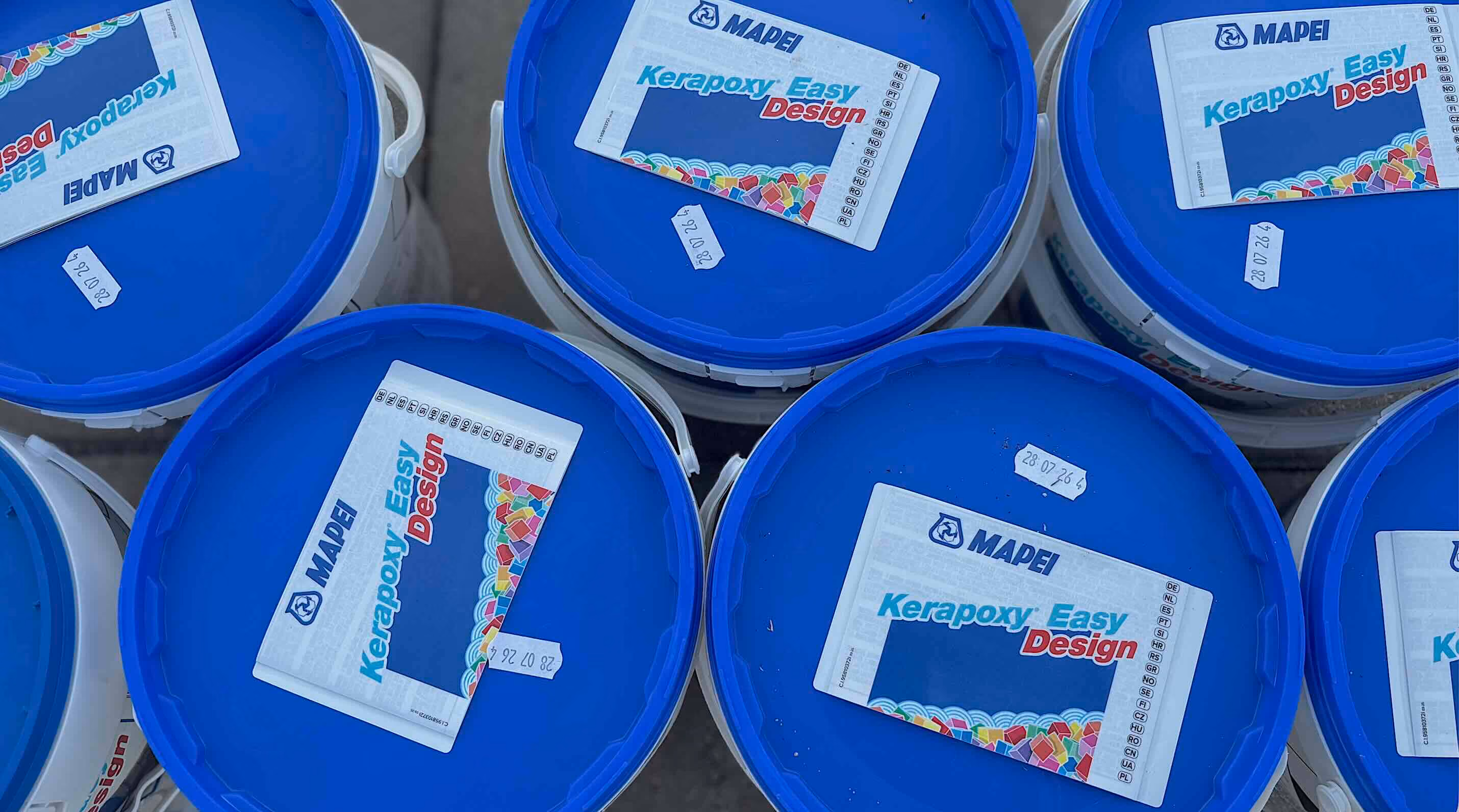 Zeven emmers MAPEI-tegellijm in de achterbak