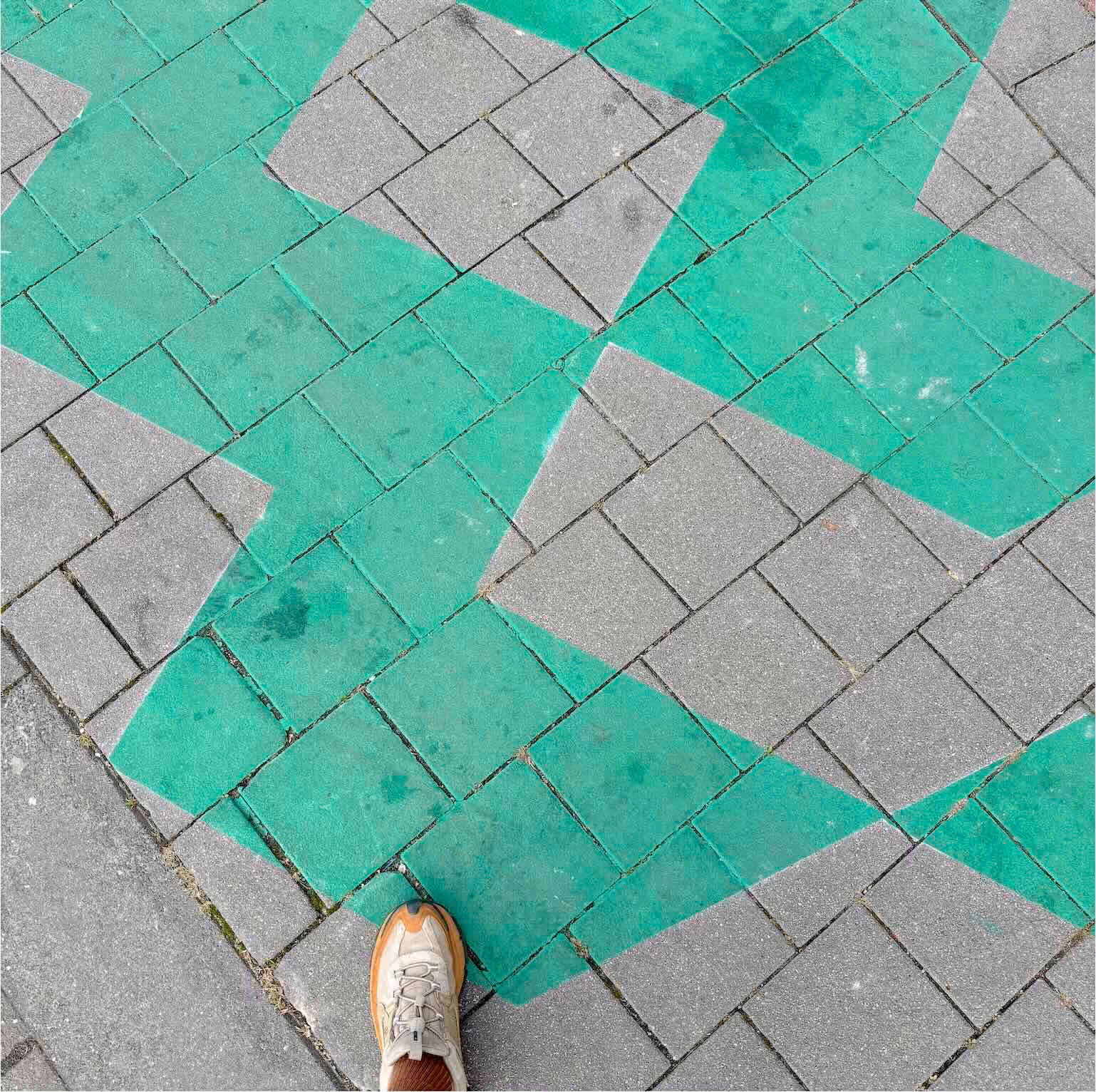 Share the vibes graffiti op stoep in Eindhoven straat