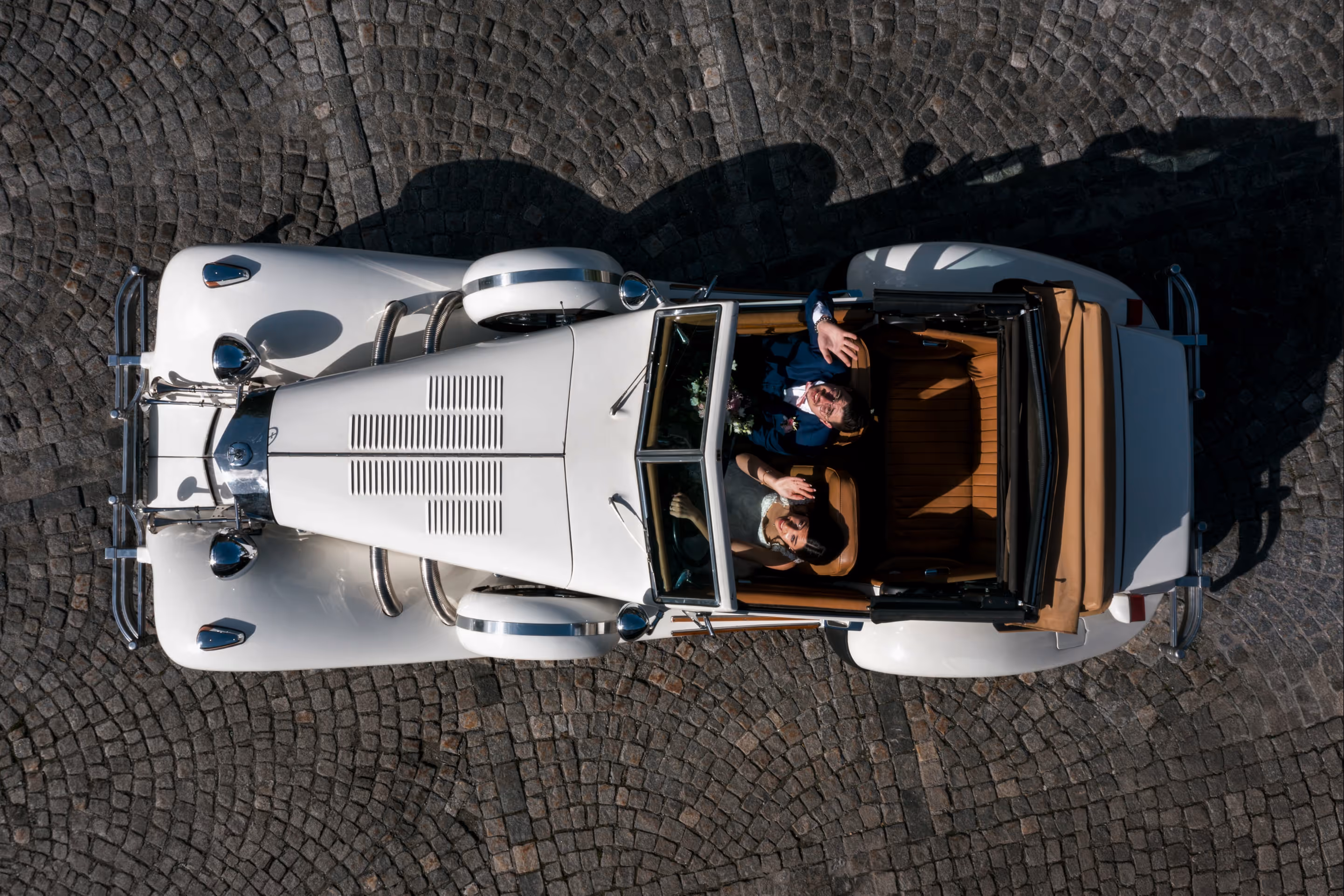 vue du ciel d'une voiture avec des mariés