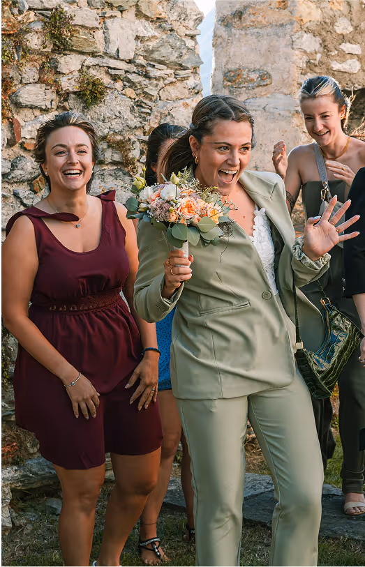 Invitée venant d'attraper le bouquet