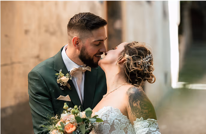 Couple de mariés qui s'mbrassent