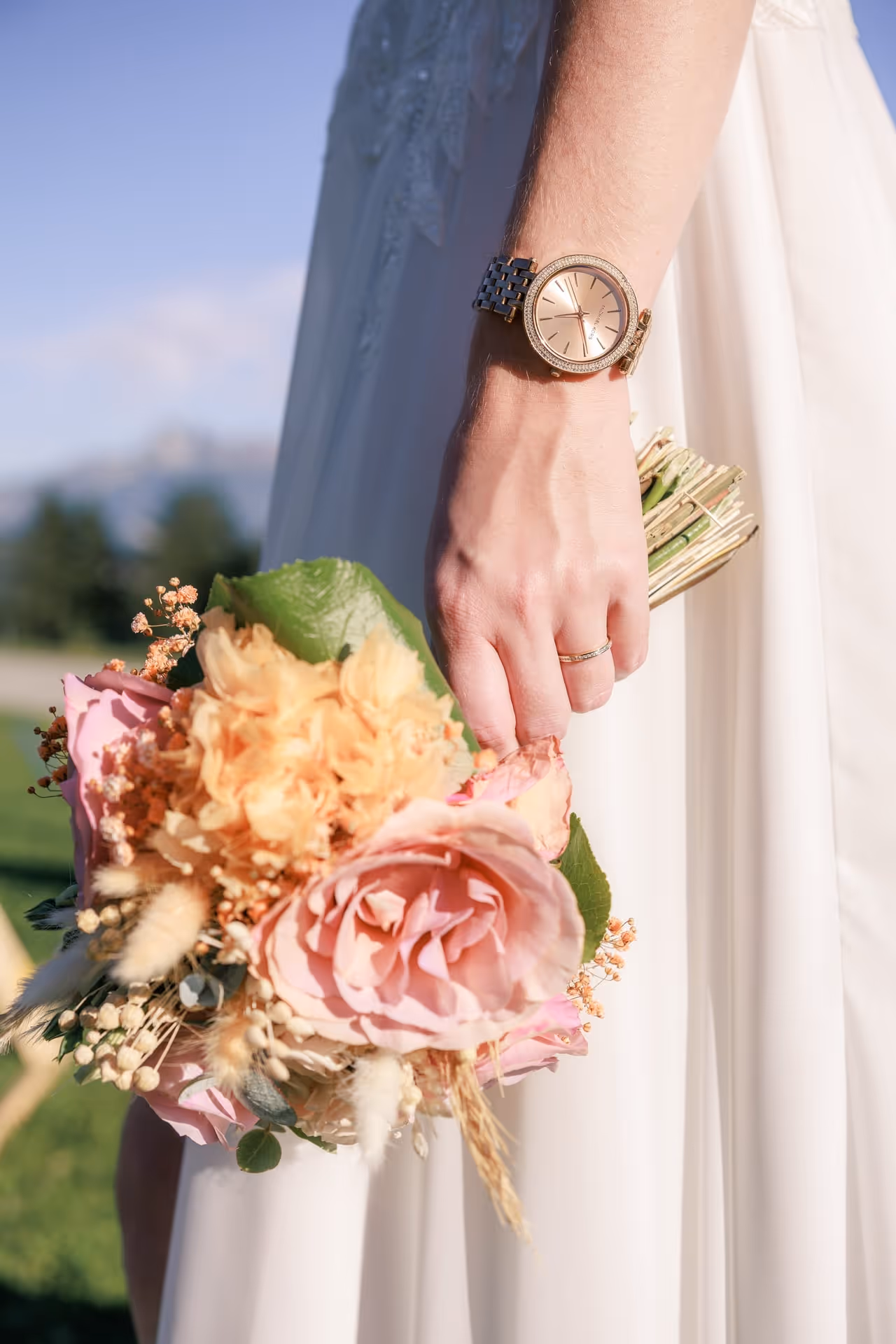 mariée avec bouquet de fleur à la main