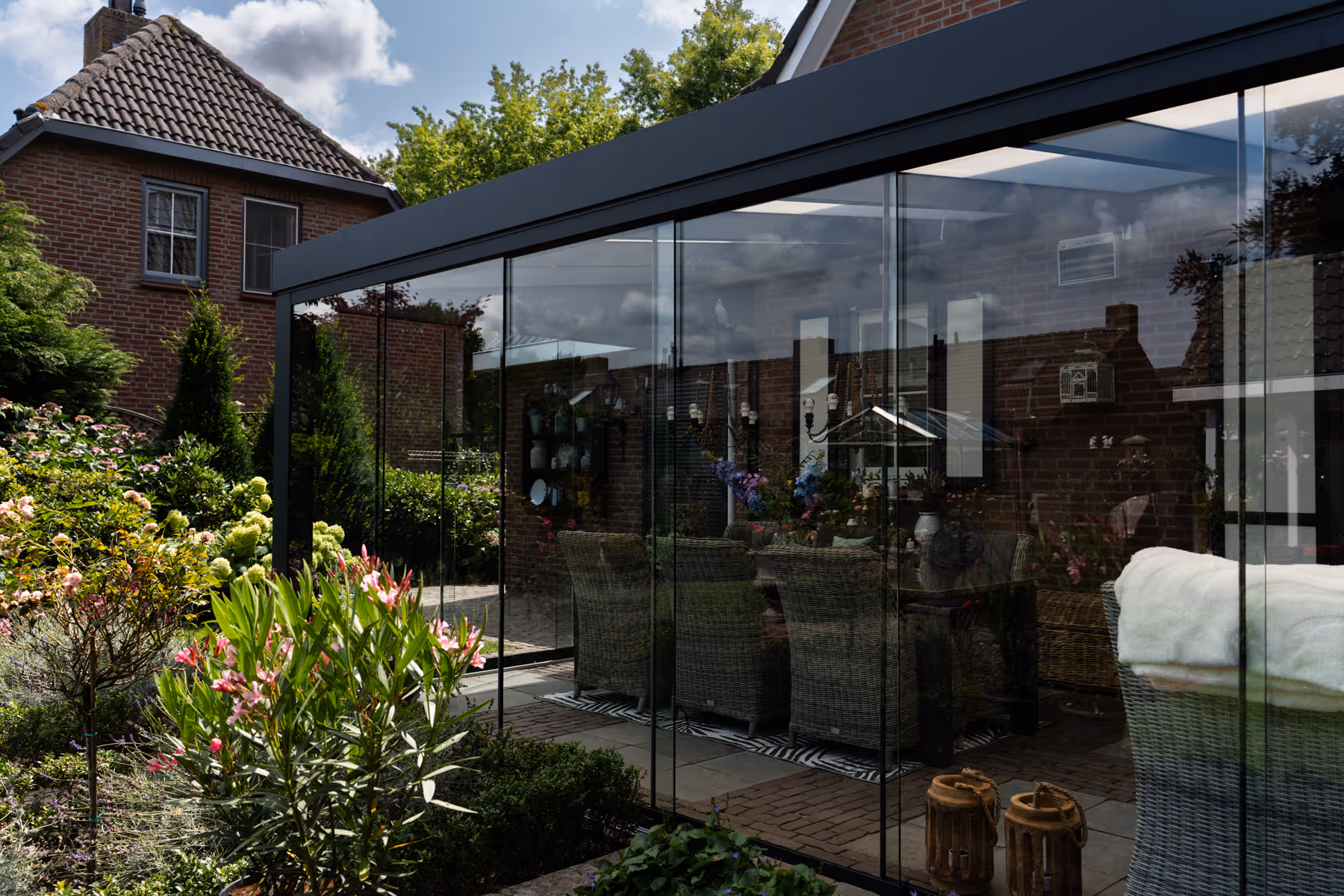 Veranda aan woonhuis met glazen schuifwanden