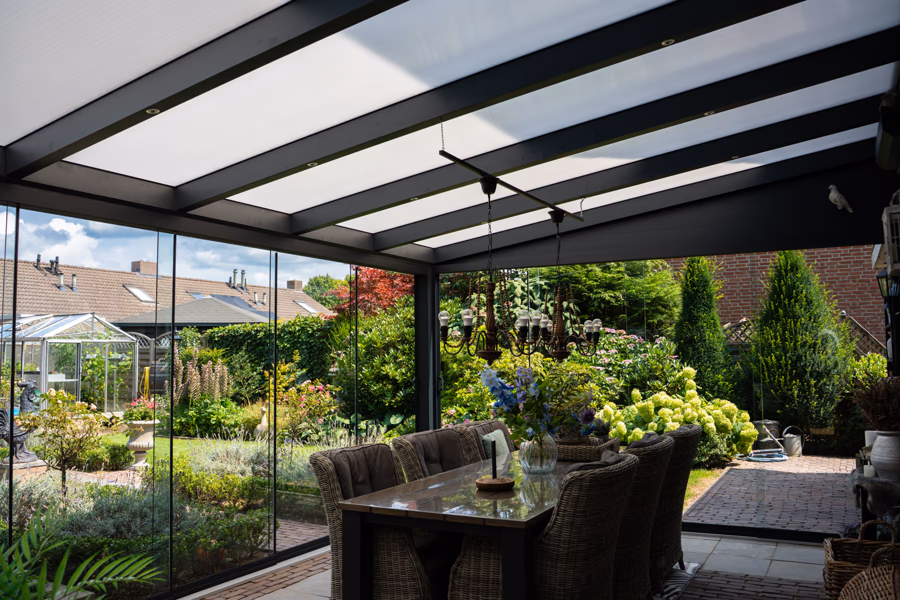 Veranda met glazen schuifwanden in tuin