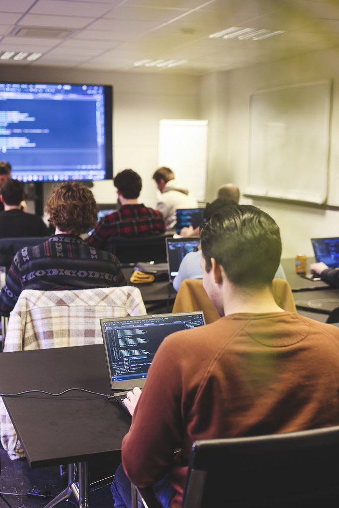 Deelnemers aan de Masterclass werken samen aan een applicatie