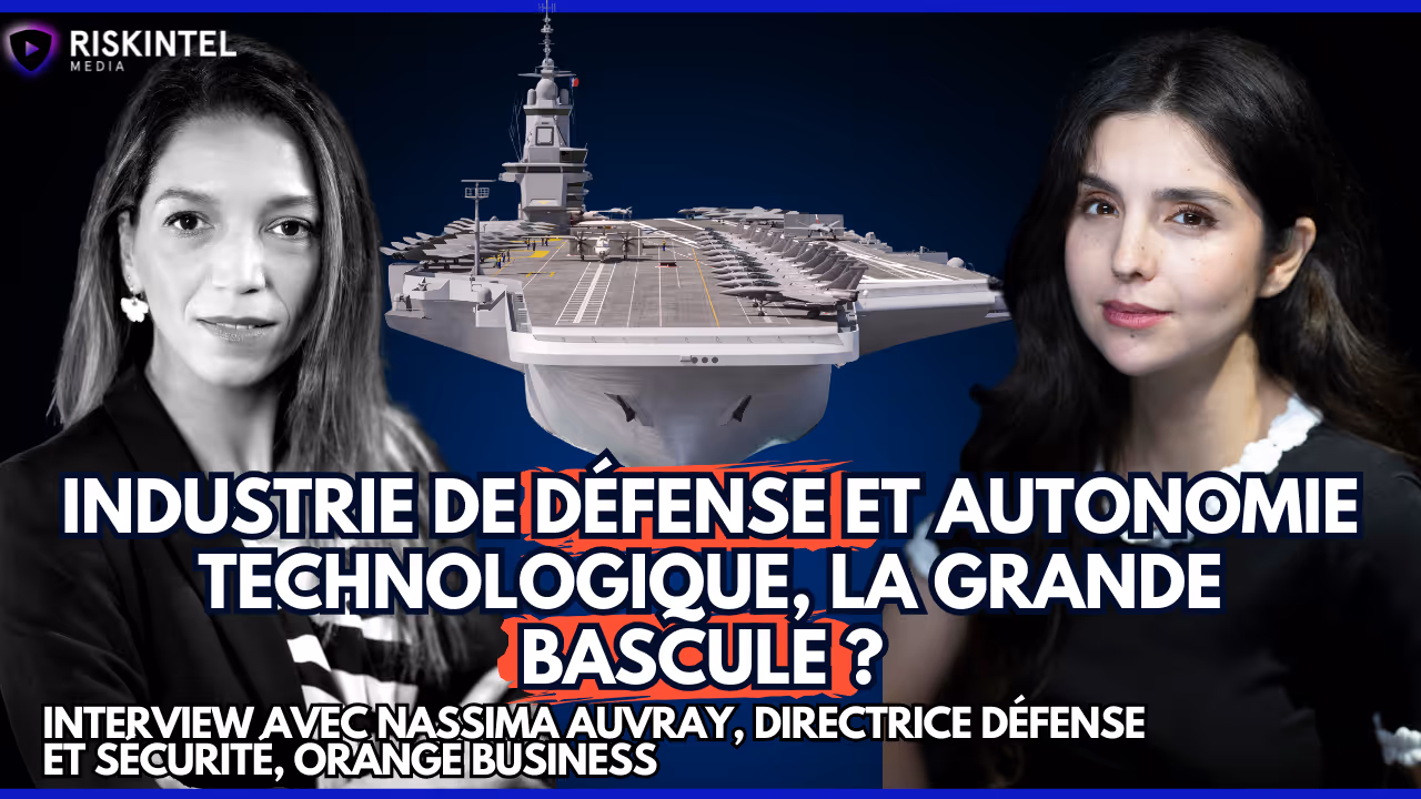 Nassima Ouvray, directrice de la sécurité et de la défense chez Orange Business, face à Yasmine Douadi lors de l’émission L’Angle d’Attaque, avec un porte-avions en arrière-plan, symbolisant les enjeux stratégiques de la cybersécurité et de la défense numé