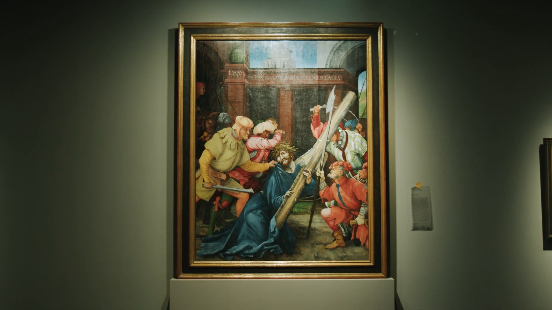 Ein altes Meistergemälde der Kreuztragung Christi, gerahmt an einer Museumswand der Sammlung Kunsthalle Karlsruhe im ZKM.