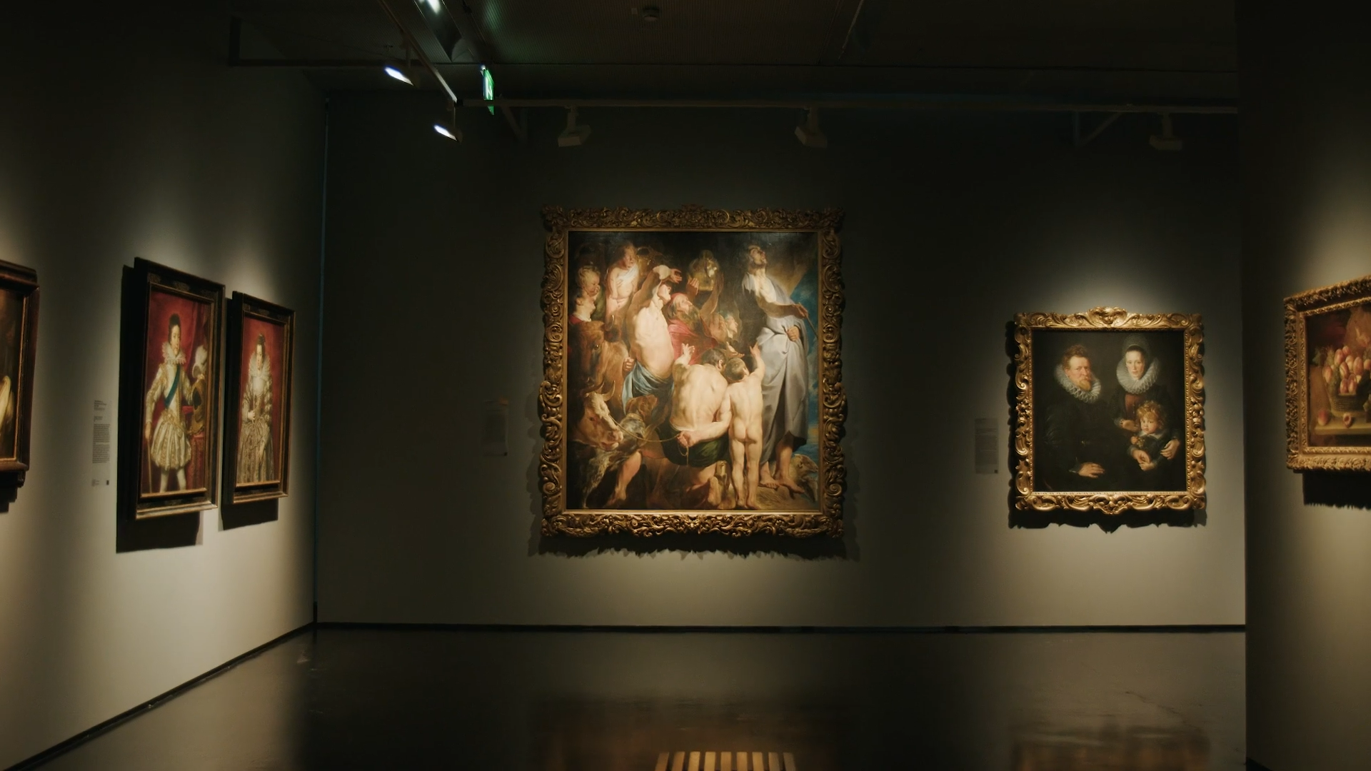 Museumssaal mit klassisch gerahmten Gemälden der Kunsthalle Karlsruhe, stimmungsvoll beleuchtet im ZKM.