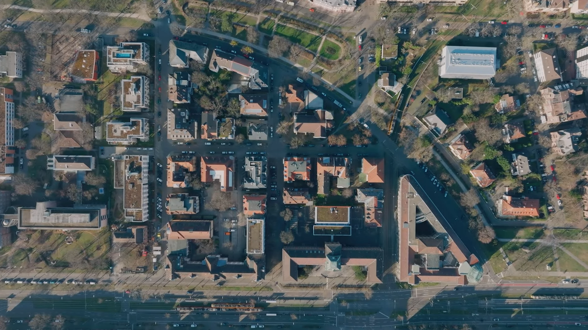 Übersichtliche Luftaufnahme eines dicht bebauten Stadtteils von Karlsruhe mit Straßen, Gebäuden und Grünflächen aus der Vogelperspektive.