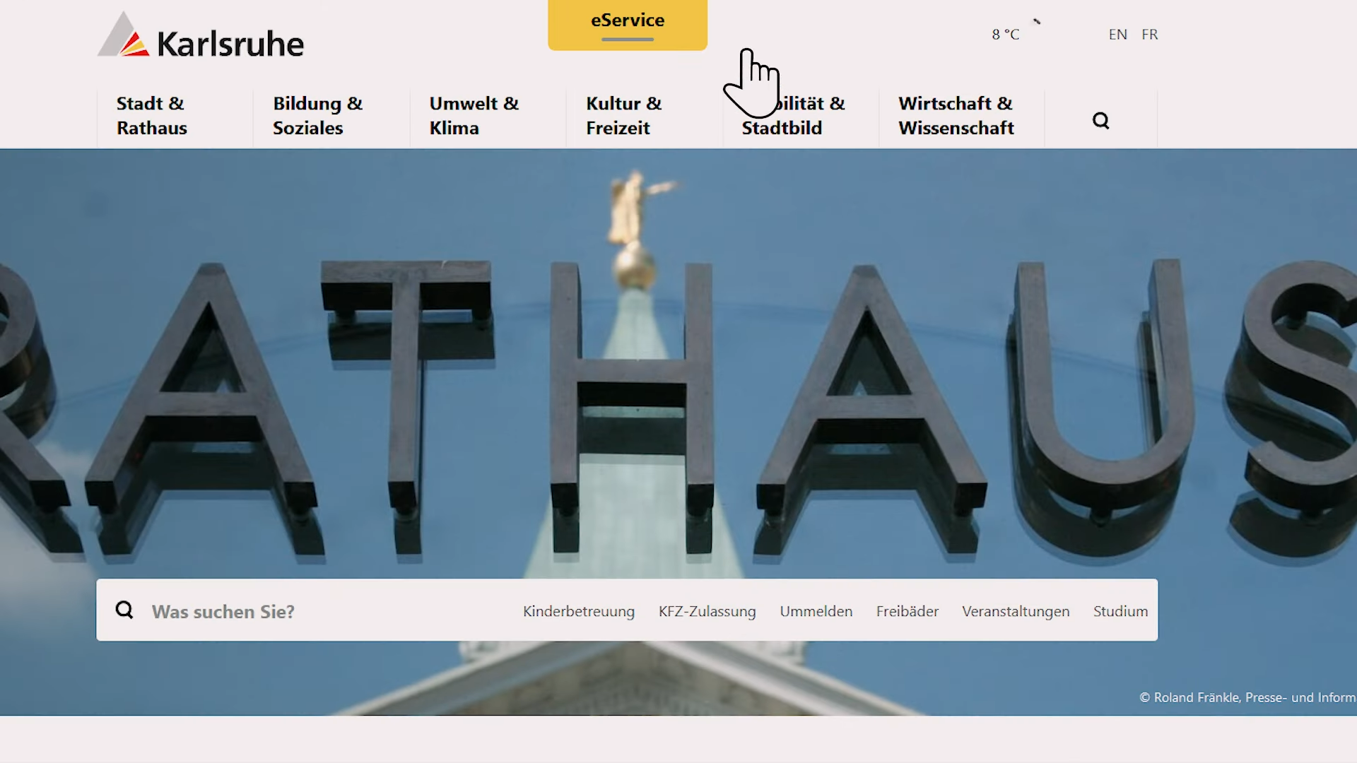 Screenshot der Stadt Karlsruhe Website mit hervorgehobenem eService-Bereich und dem Schriftzug RATHAUS im Vordergrund, der die moderne digitale Verwaltung visualisiert.