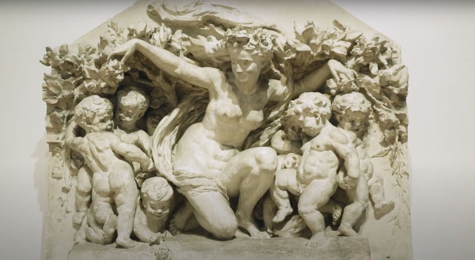 Helles, detailreiches Relief: Eine zentrale weibliche Figur mit Putten und üppigen Pflanzen, exemplarisch für die Darstellung von Natur in der Kunst.