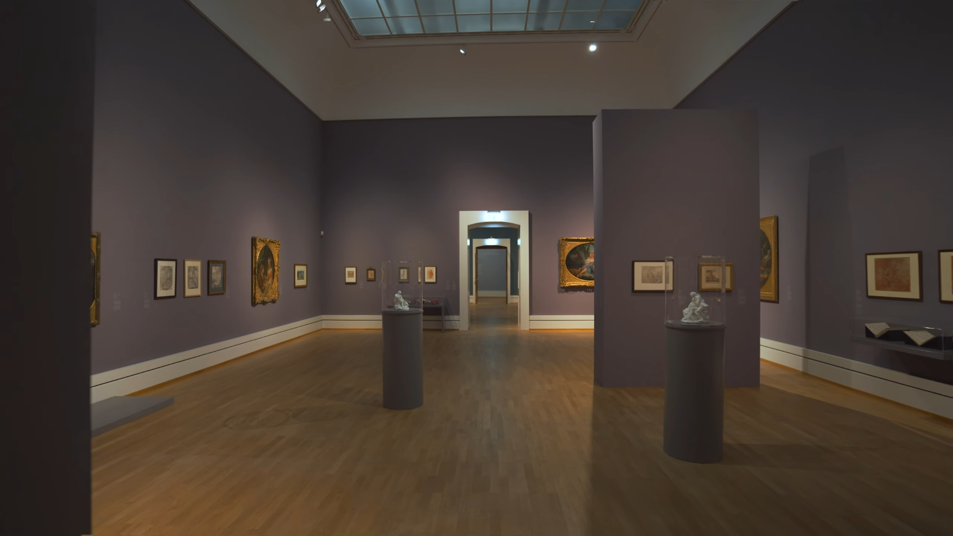 Ruhiger Ausstellungsraum der Kunsthalle Karlsruhe mit Gemälden und Rokoko-Skulpturen an violetten Wänden.