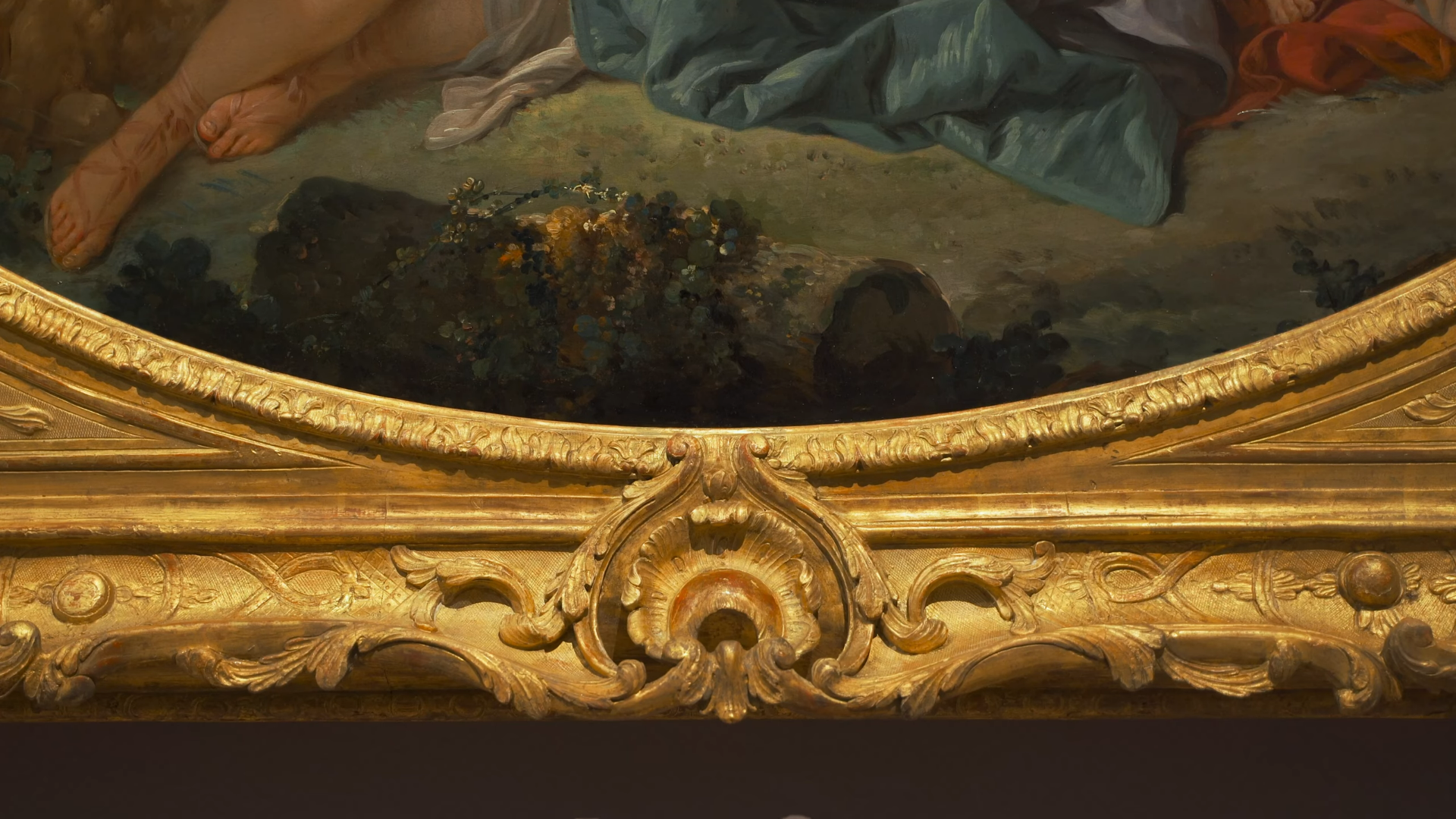Detail eines Rokoko-Gemäldes von François Boucher mit Hautpartie, Stoffdrapierung und einem üppig verzierten Goldrahmen.