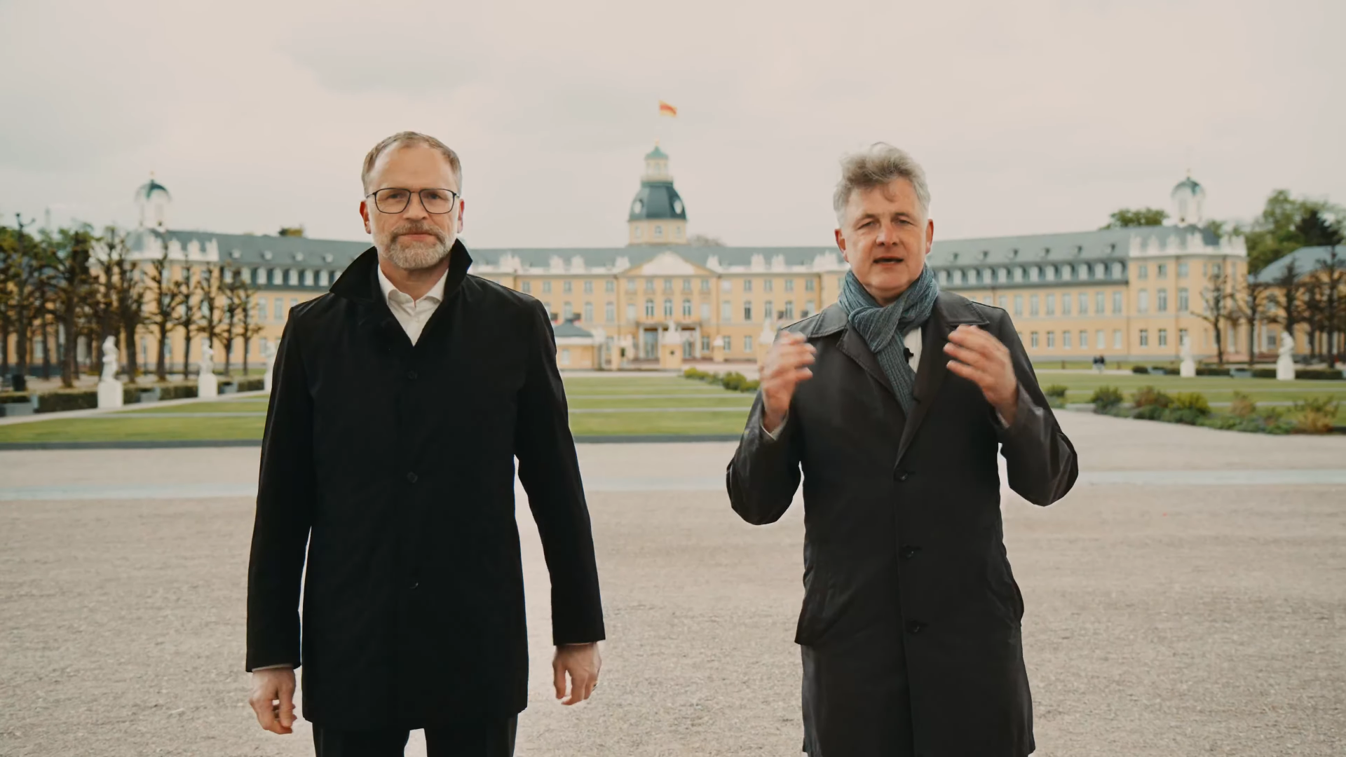 Oberbürgermeister Mentrup und Geschäftsführer Homann vor dem Karlsruher Schloss im „EnergiePakt Danke Video“ der Stadtwerke.