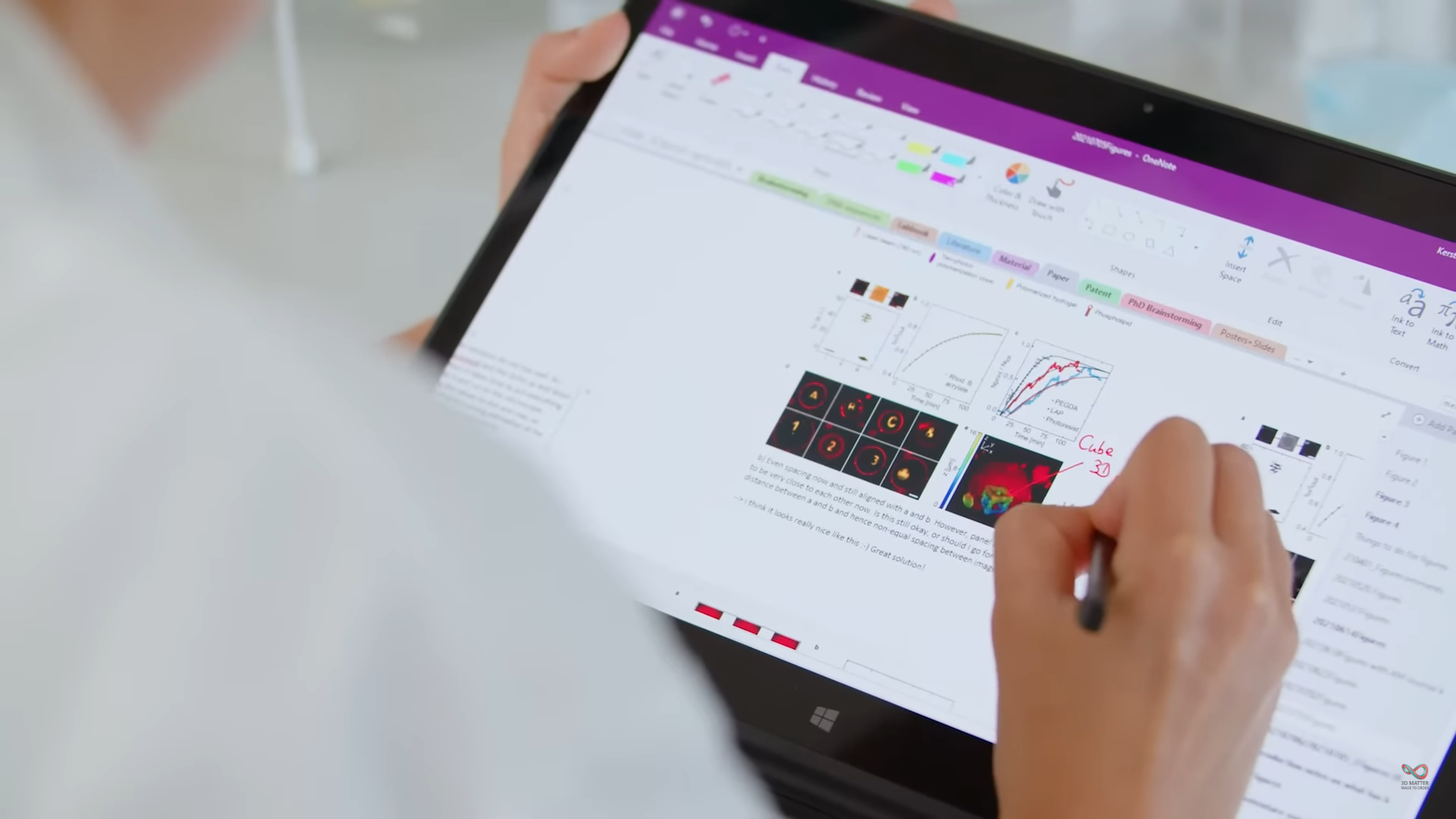 Nahaufnahme einer Wissenschaftlerin, die auf einem Tablet wissenschaftliche Daten zu 3D-Strukturen bearbeitet. Der Stil ist klar und detailreich.