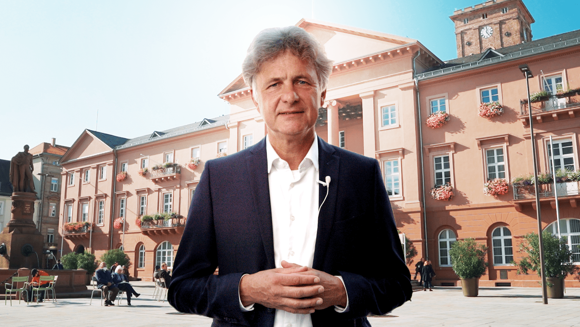 Karlsruhes Oberbürgermeister Dr. Frank Mentrup vor dem Rathaus für einen Imagefilm zur Stadtentwicklung.
