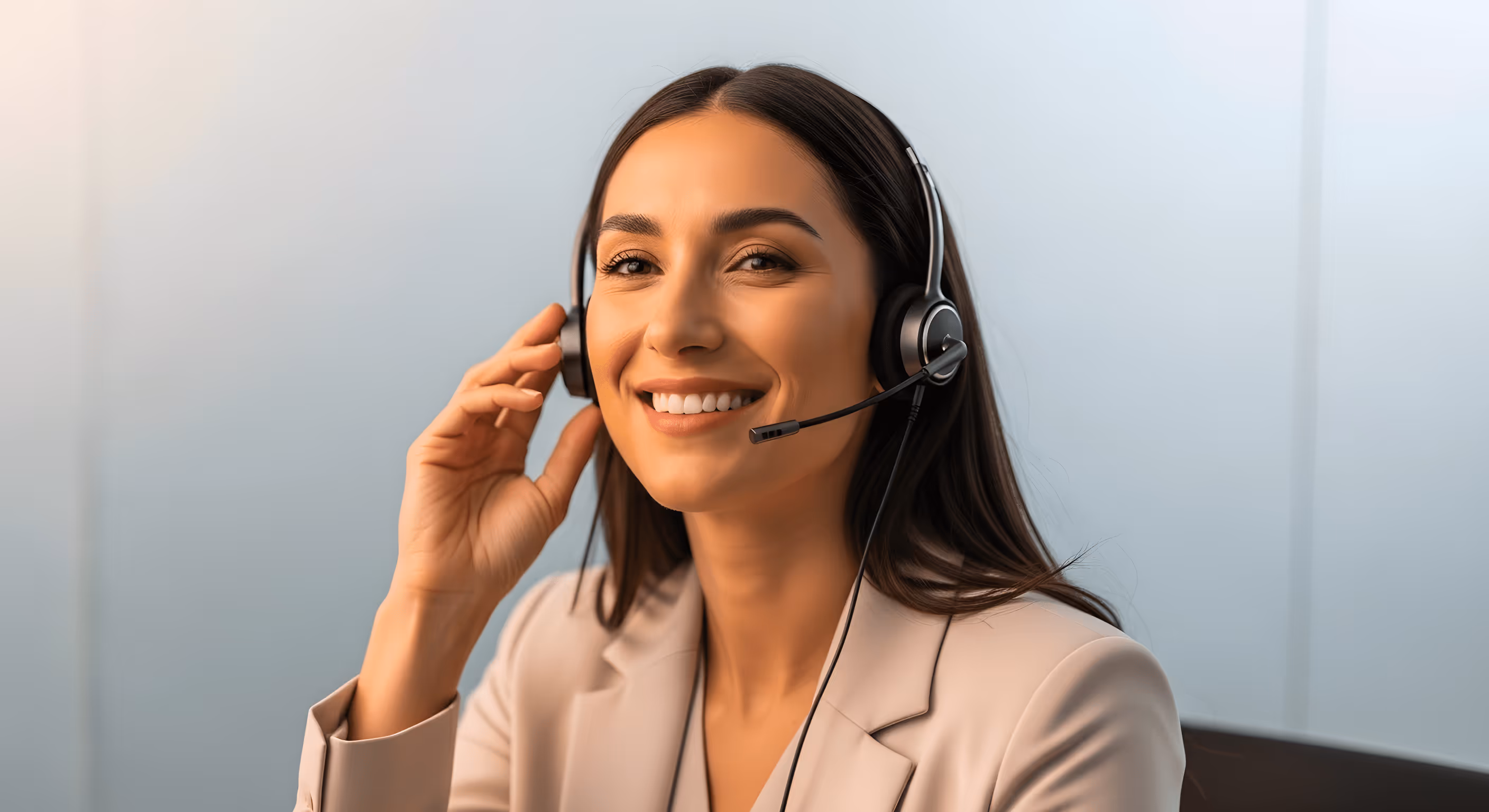 Conseillère du service client souriante portant un casque micro, représentant l’accompagnement personnalisé et professionnel de Sunlib.