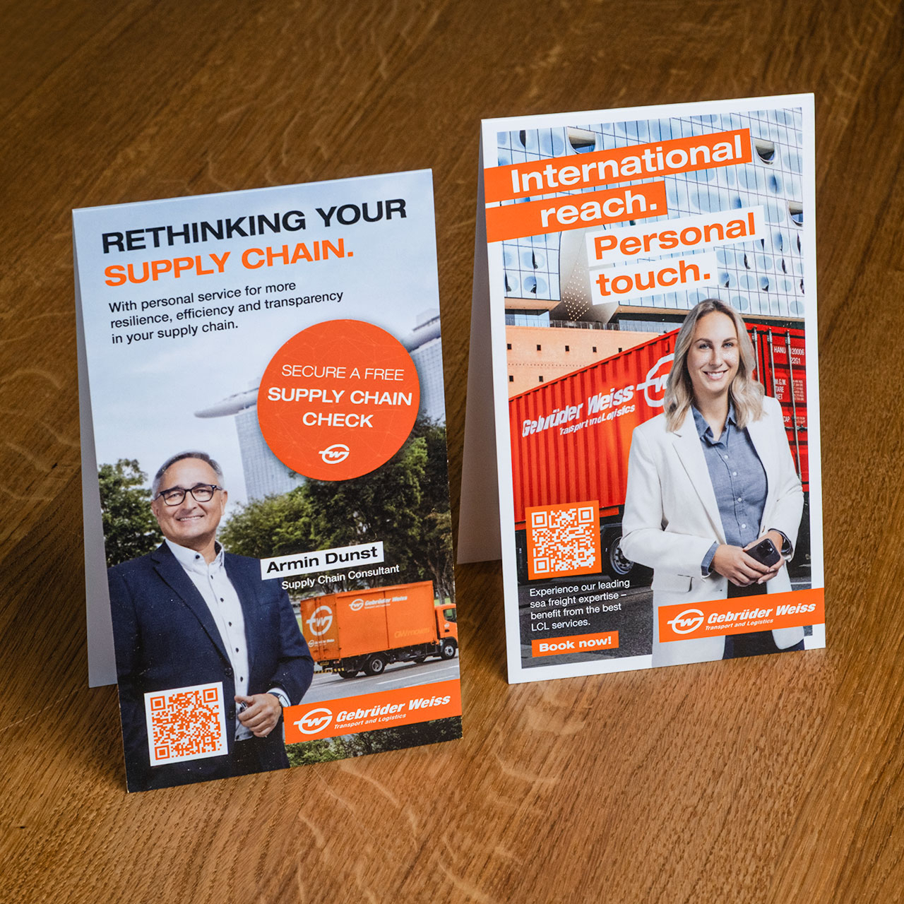 Ein Tischaufsteller mit dem Schriftzug "International reach. Personal touch." der Gebrüder Weiss