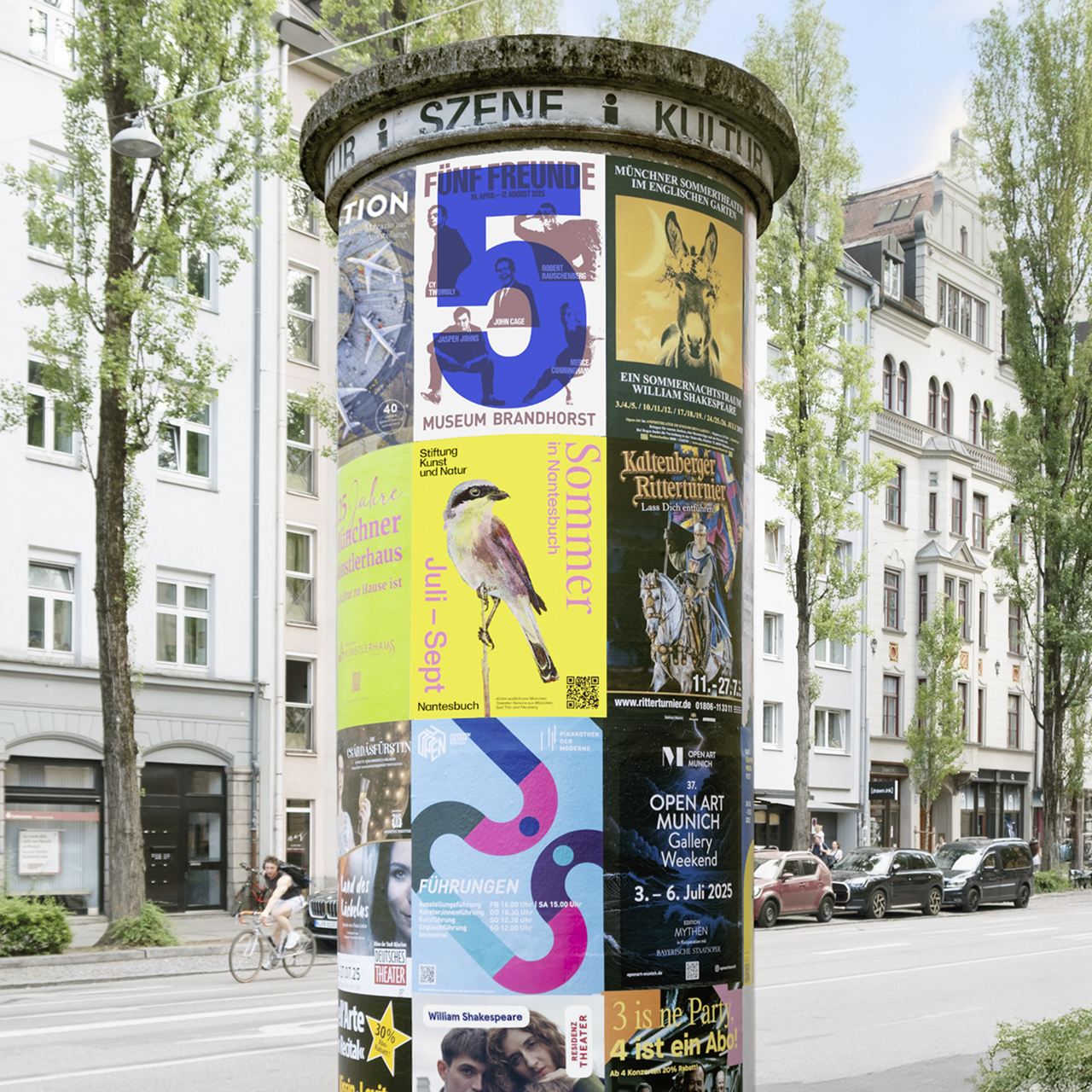 Ein gelbes Plakat der "Stiftung Kunst und Natur" mit einem kleinen Vogel darauf hängt an einer Litfaßsäule