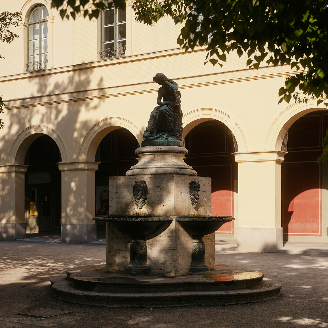 Arkaden-Innenhof mit Brunnen aus der Bildwelt von Huber von Ende