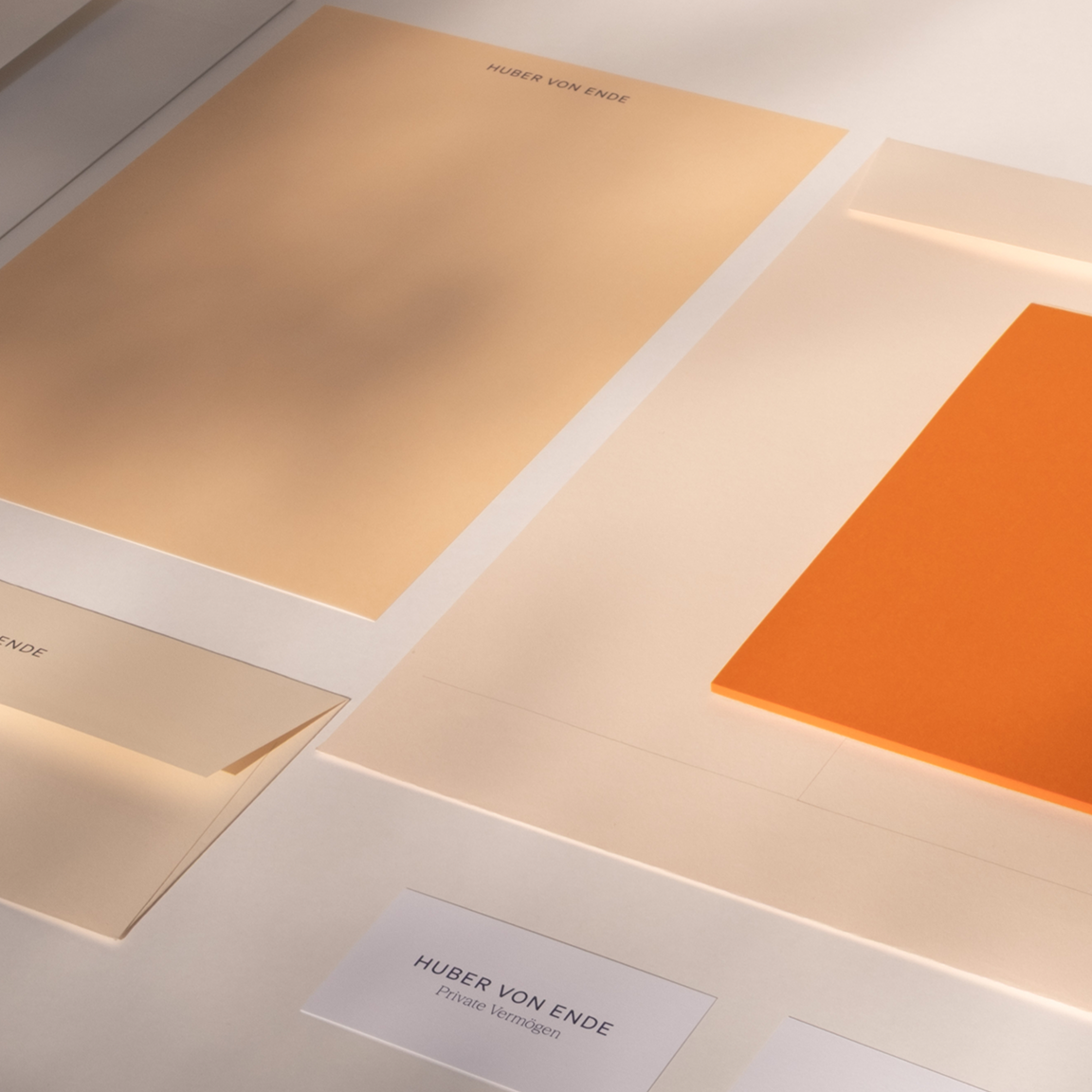 Geschäftsausstattung von Huber von Ende in Peach und Orange