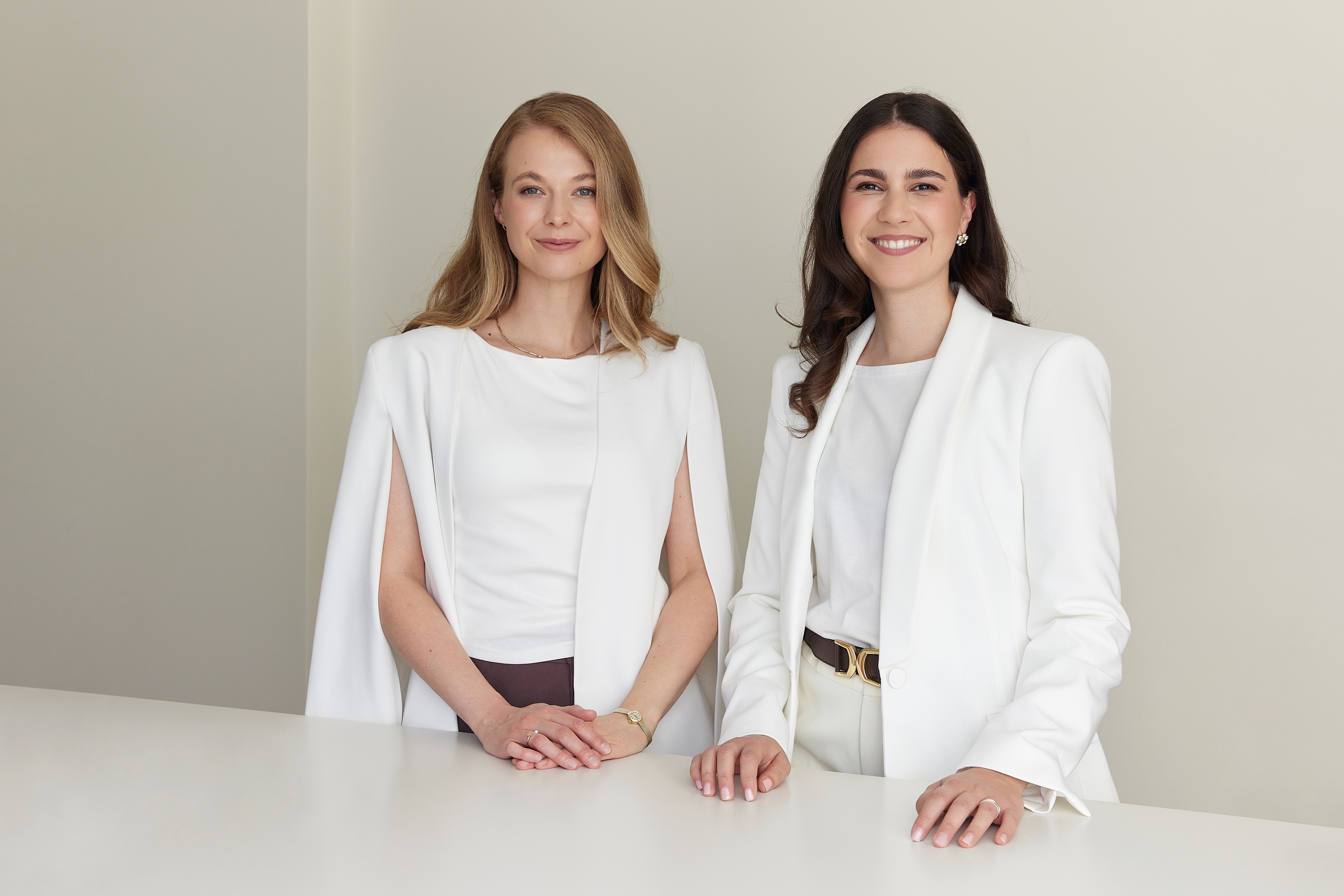 Dr. med. Judith Böven und Dr. med. Alice Martin nebeneinander  