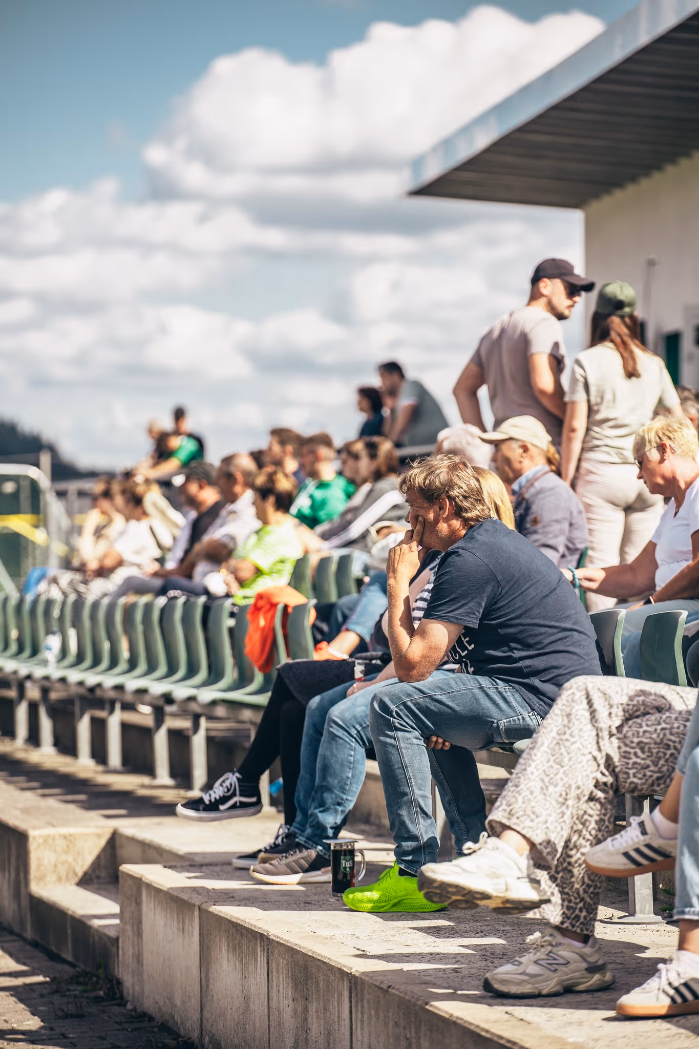 Ein Heimspiel beim TuS Langenholthausen mit vollen Besucherrängen.