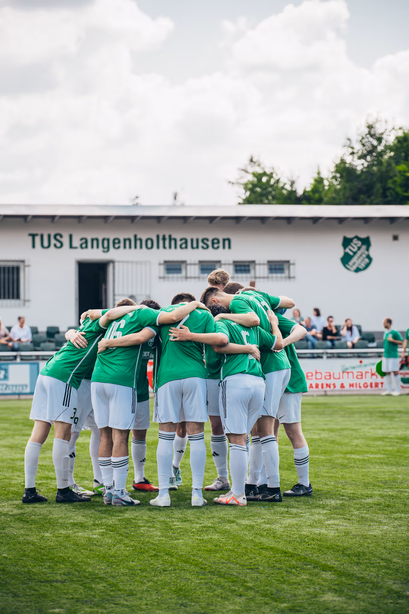 Die 2. Mannschaft vom TuS Langenholthausen auf dem Platz. Vorbesprechung und Motiviation.