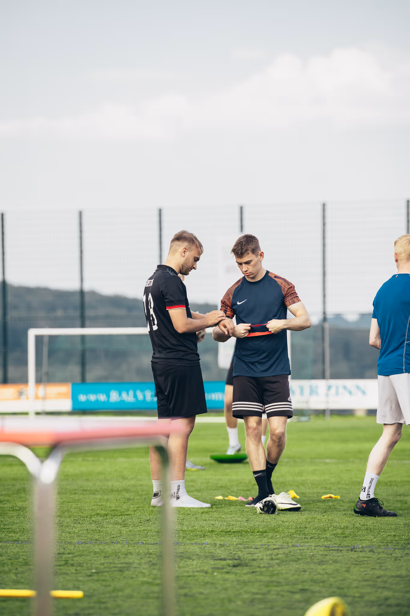 Die Trainier vom TuS besprechen sich beim Training auf dem Platz.