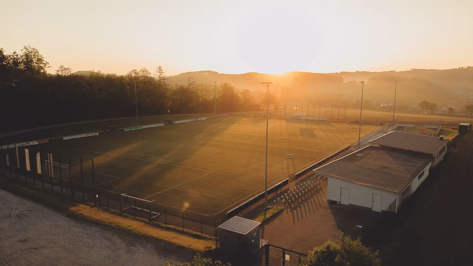 Bild des Sportplatzes und Sportheims vom Tus Langenholthausen. Aufgenommen mit einer Drohne.