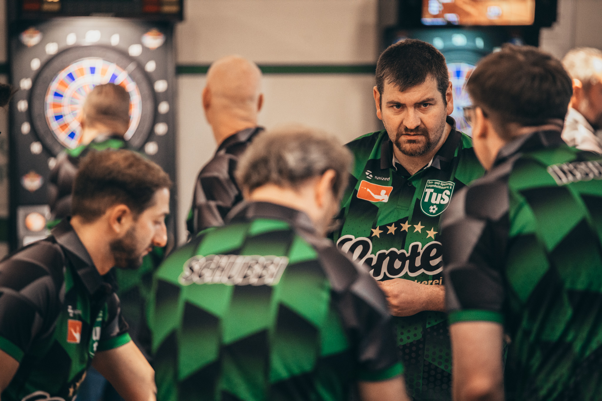 Das Dartsteam bespricht sich während des Trainings.