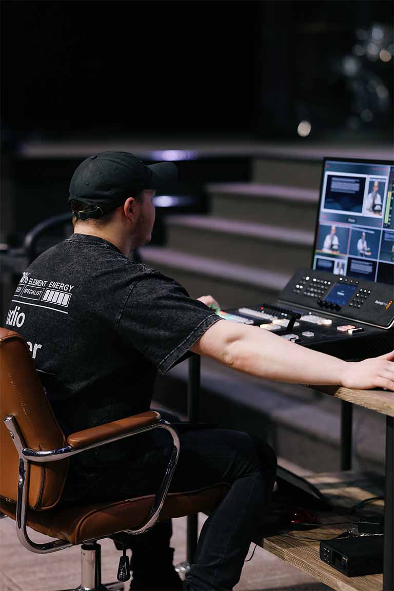 Man recording a KINEO session