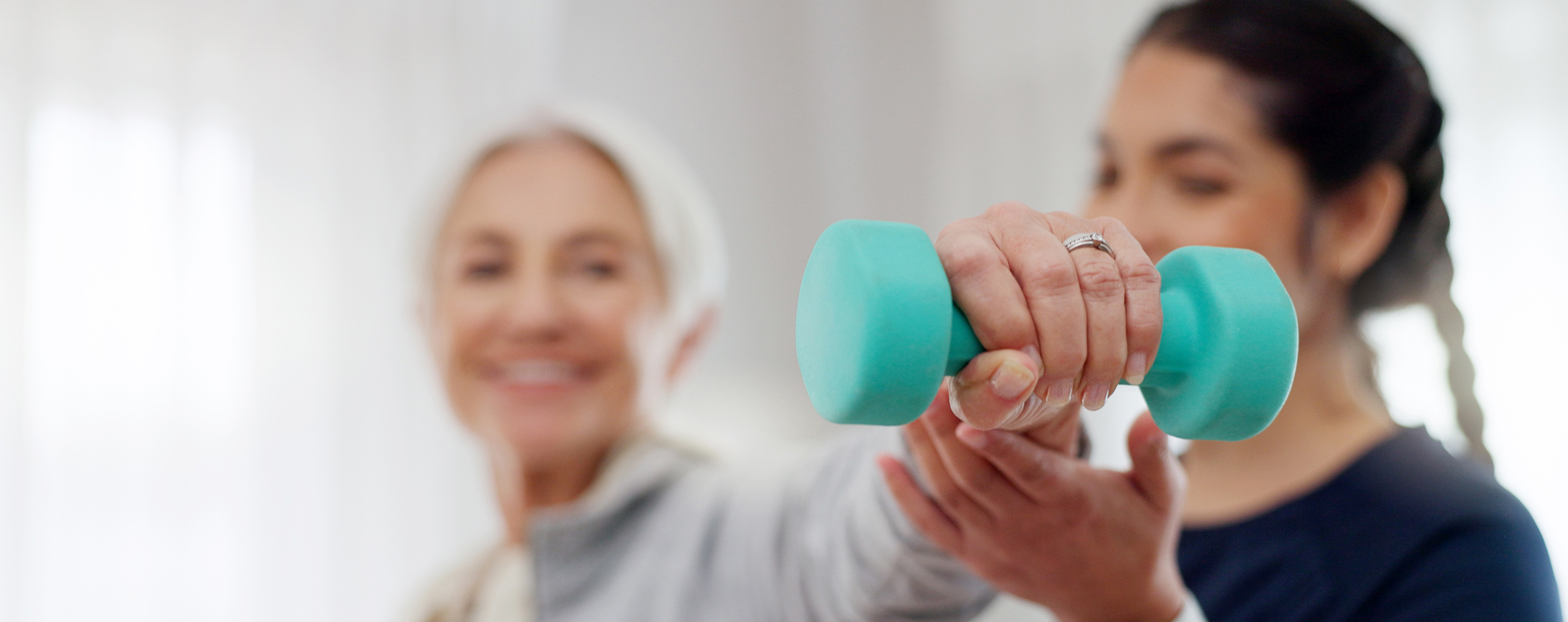 Physiotherapeutin mit Patientin