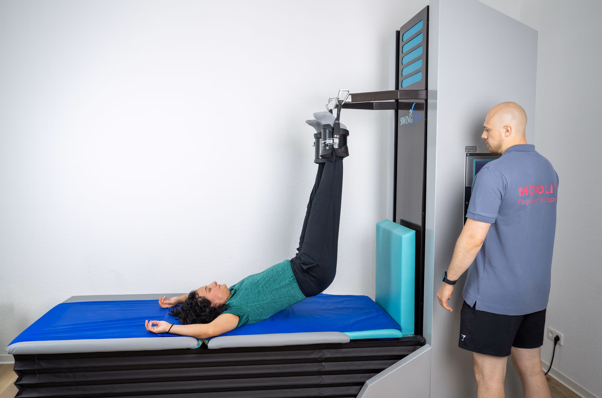 SwingMED-Therapie, Physiotherapeut bedient Gerät.