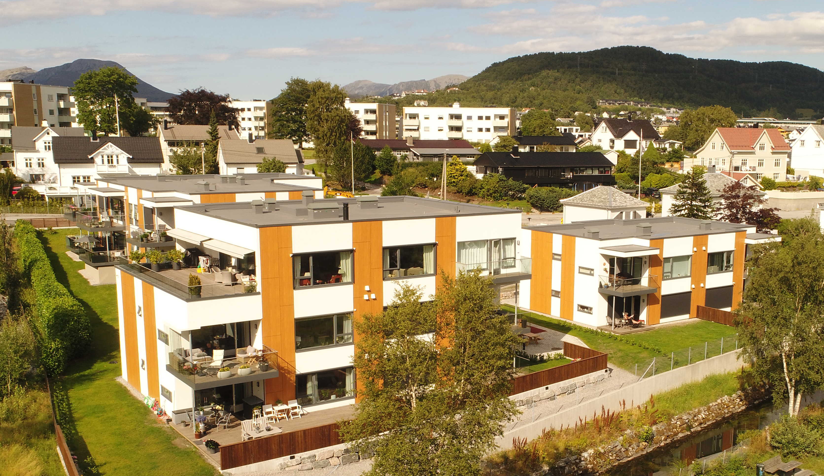 Situasjonsplan over boligfelt med rekkebebyggelse, interne stier, landskapsstruktur og vegetasjonssoner.