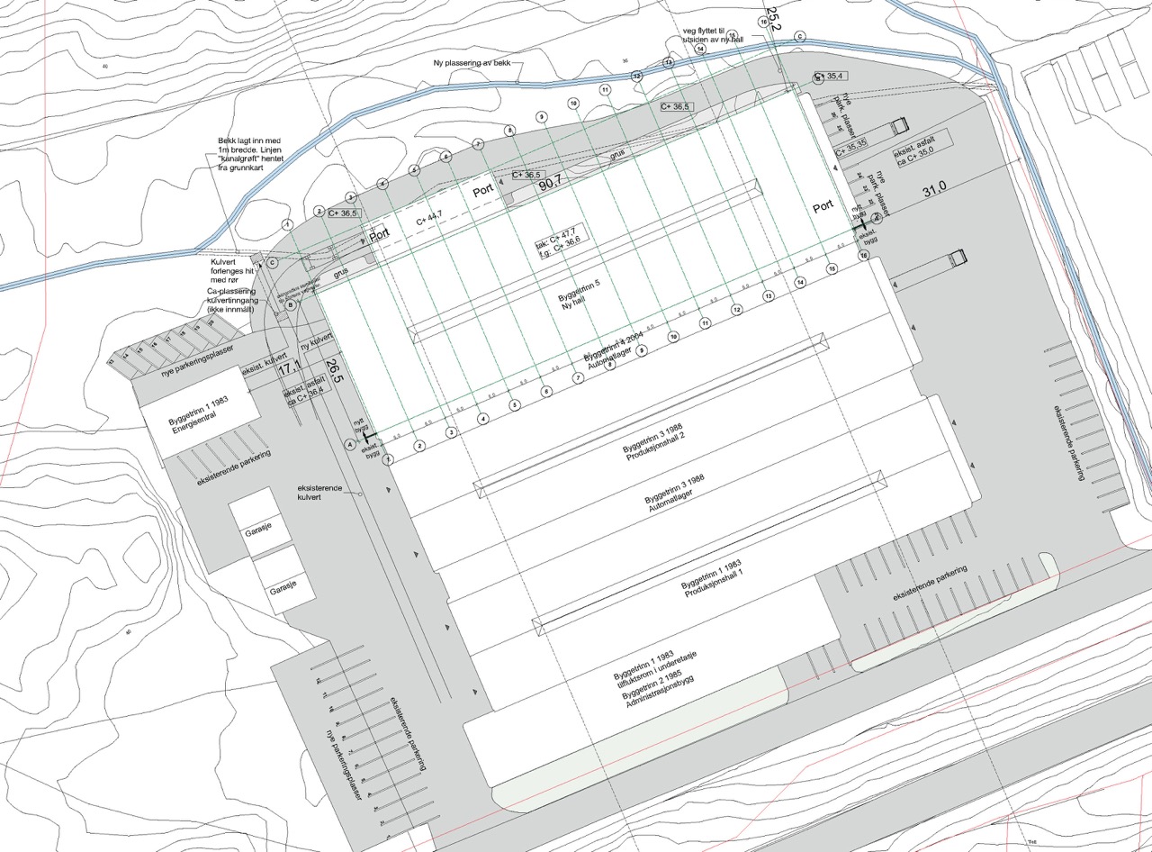 Situasjonsplan som viser bygningsvolumer, lasteporter, adkomstsoner og ny plassering av bekk.