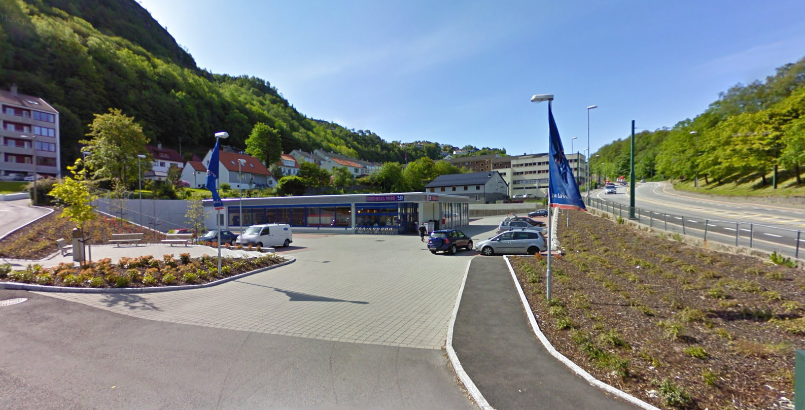 Ferdigstilt Lidl-butikk i Nattlandsveien i Bergen med åpen parkeringsplass og terrengtilpasning mot grøntområde.