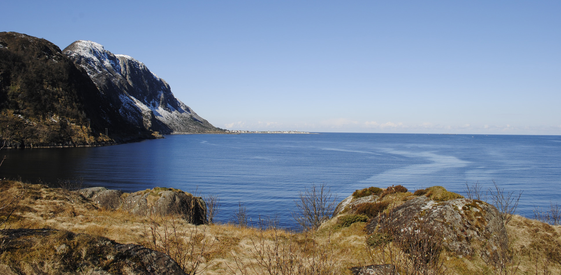 Foto av nærområdet rundt Furkenholmen med fjord, bratte fjell og åpent kystlandskap.