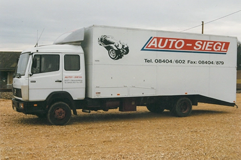 Archivbild von Auto Siegl aus dem Jahr 1986 – ein frühes Bild des Fahrzeugtransports.