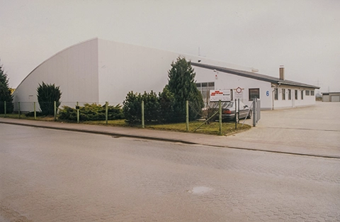 Großes weißes Gebäude an der Seite einer Straße