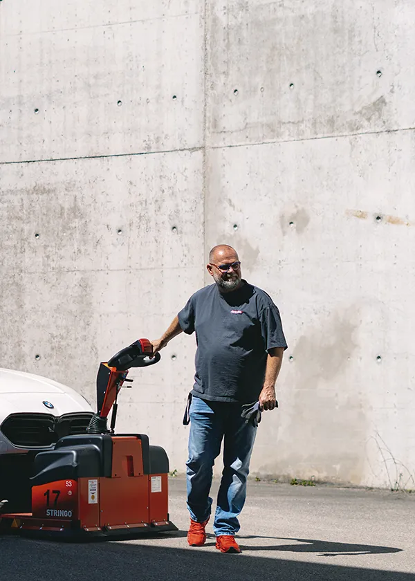 Mitarbeiter im Fahrzeuglager