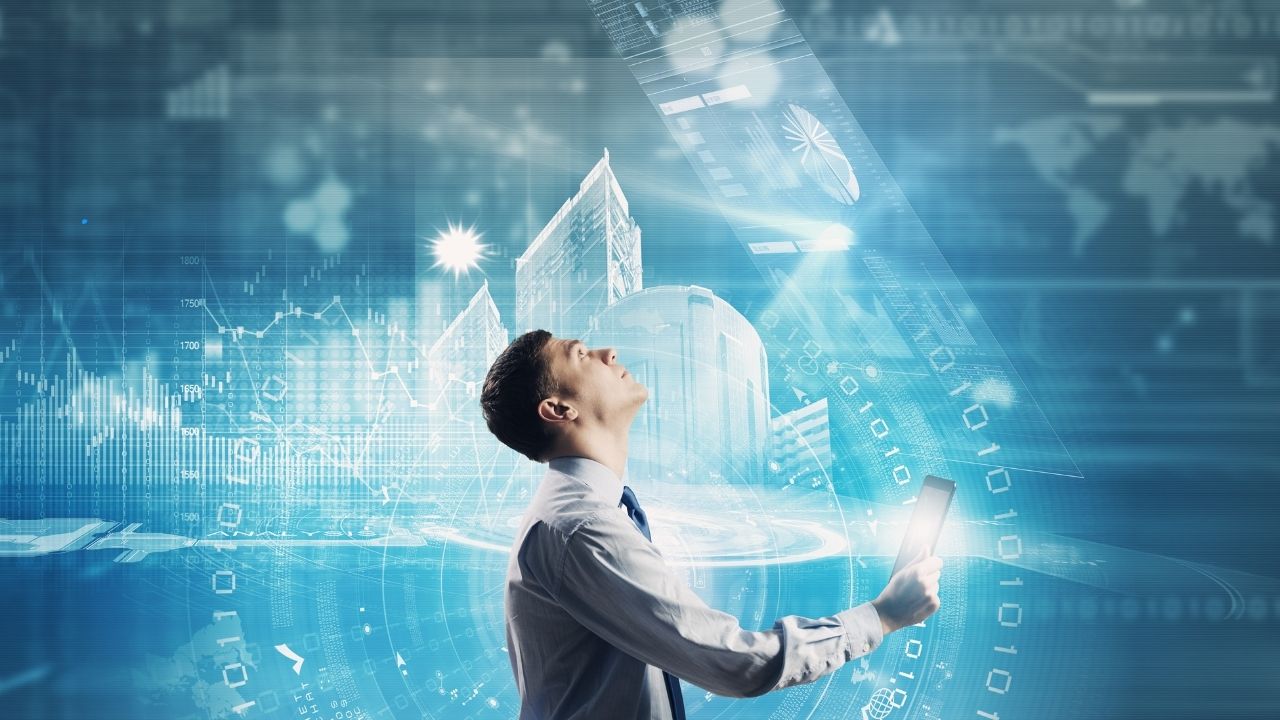 Person blickt nach oben und hält ein Smartphone und sieht viele Informationen gleichzeitig - ein holistischer, quantenwelt-inspirierter Blick auf digitale Möglichkeiten.